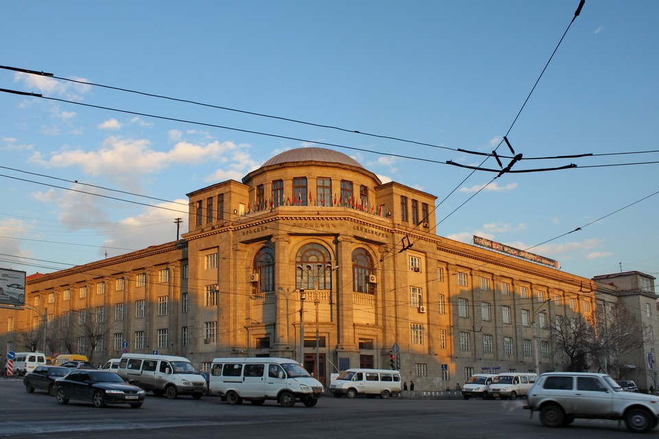 Здания в историческом центре построены из розового туфа, поэтому Ереван называют «розовым городом»