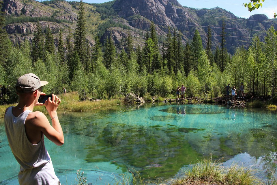 Алтайские озера похожи на расплавленные самоцветы