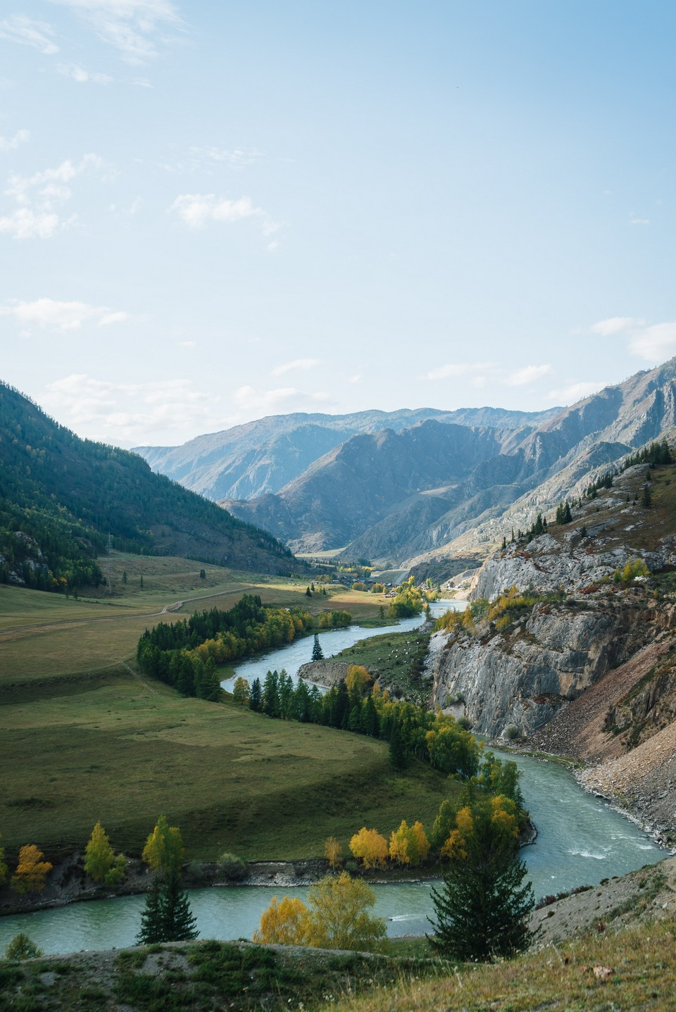 Река течет по Алтайскому краю и Республике Алтай