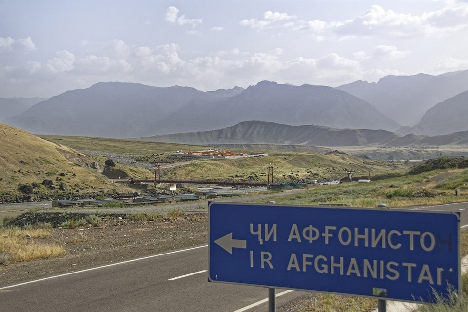 Таджикистан граничит с Афганистаном