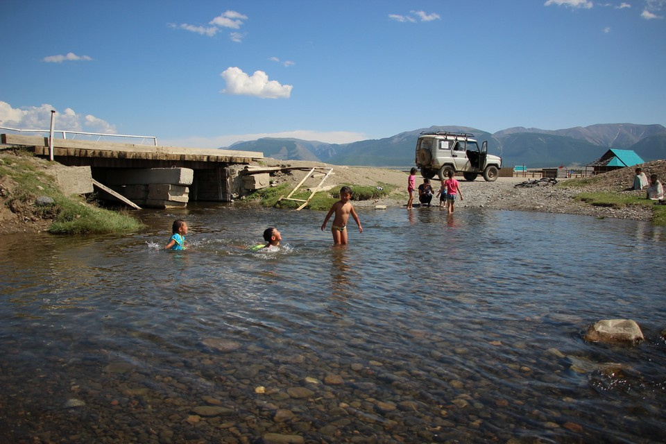 В горных реках способны купаться только дети алтайцев