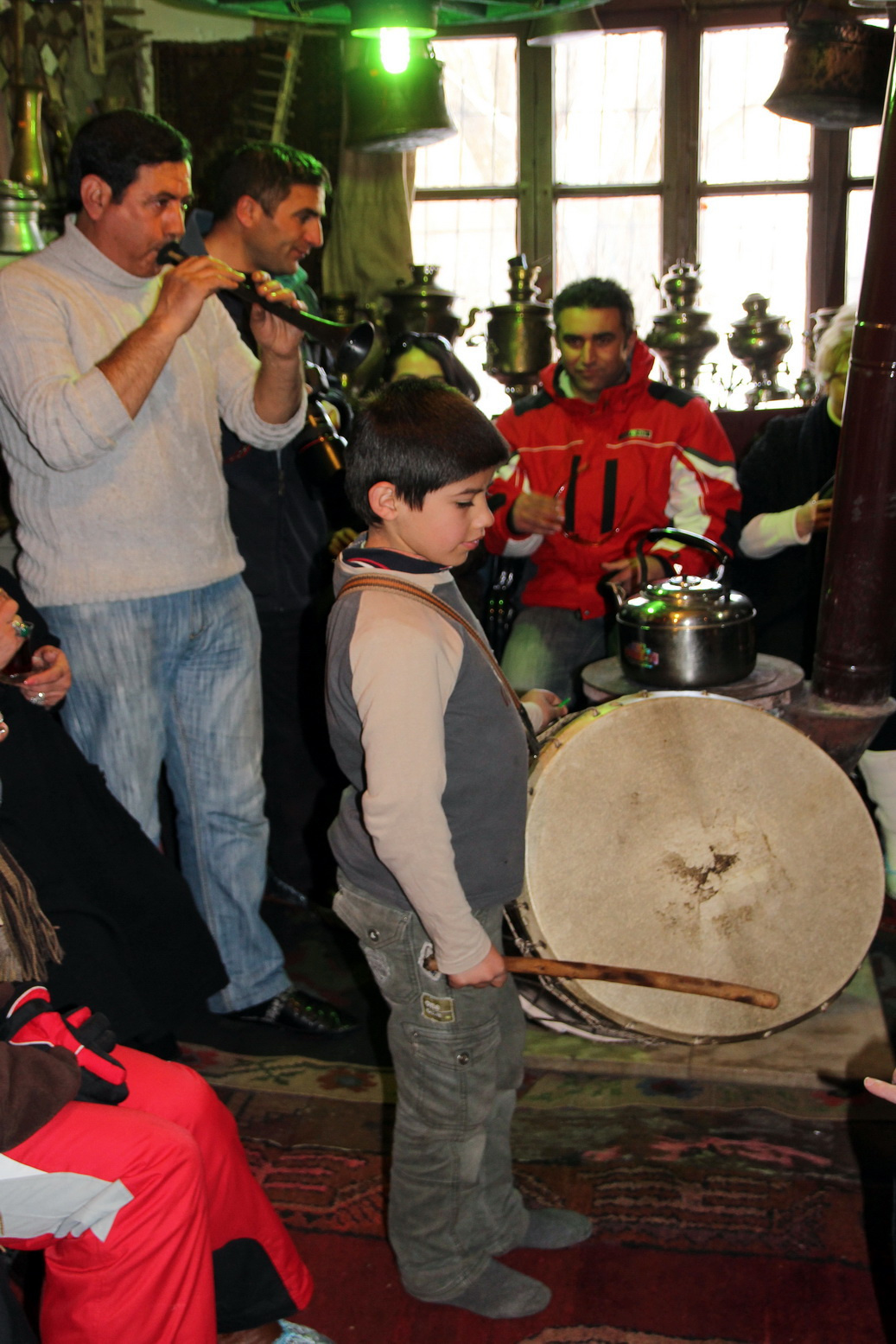 Музыка в ночных заведениях звучит до утра