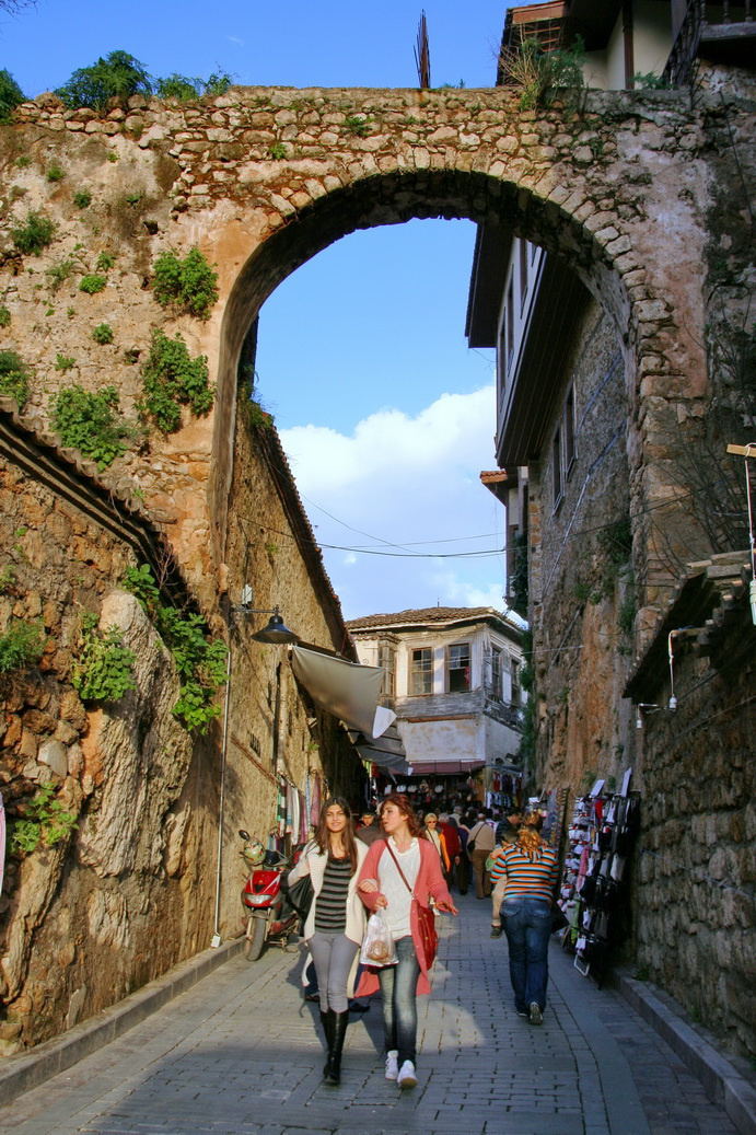 На древних улочках чувствуешь себя путешественником во времени