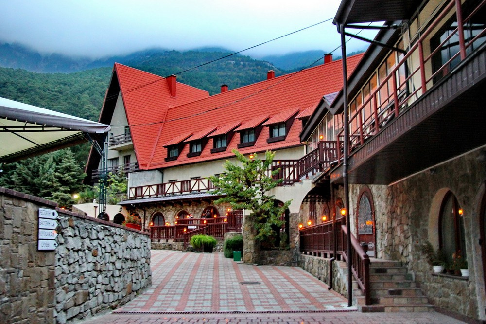 При музее «Поляна сказок» имеется одноименная гостиница