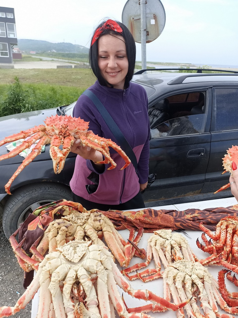 По пути к мысу можно купить вареных крабов