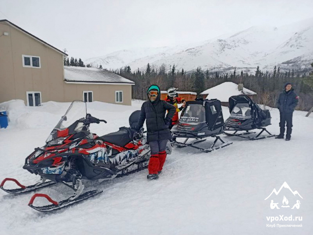 Желающие могут покататься на снегоходах