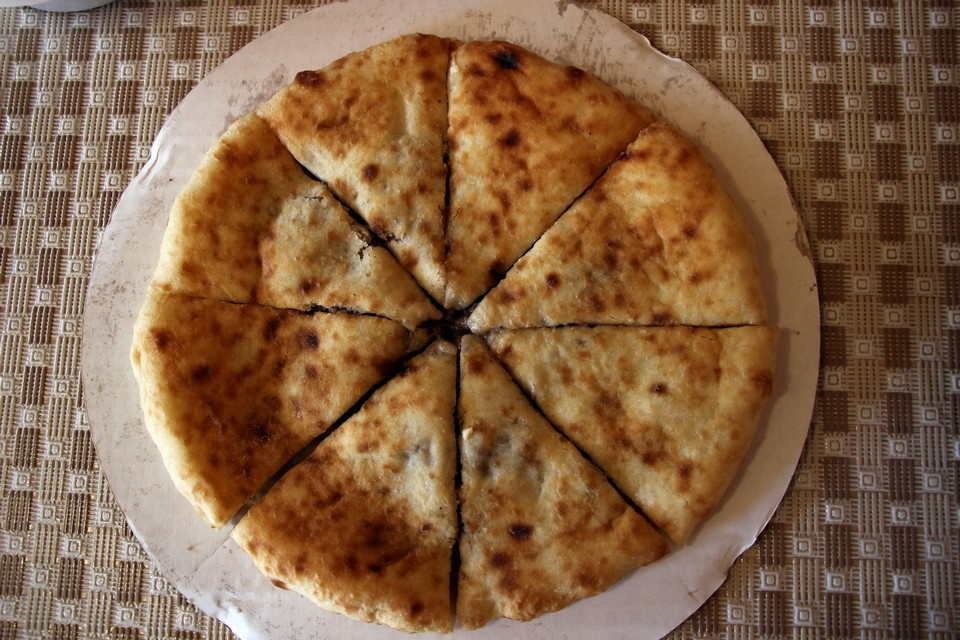 В Даргавсе непременно стоит попробовать осетинские пироги