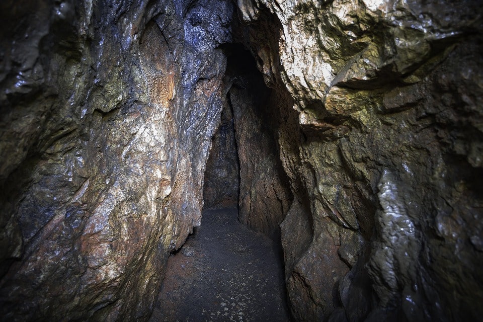 Возле водопада есть пещера длиной 25 метров