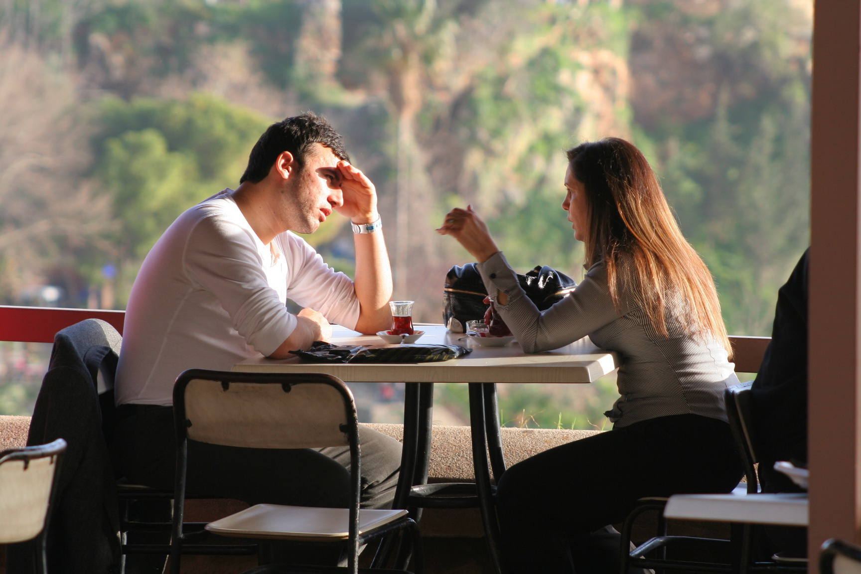 Вдоль набережной выстроились бесчисленные кафе