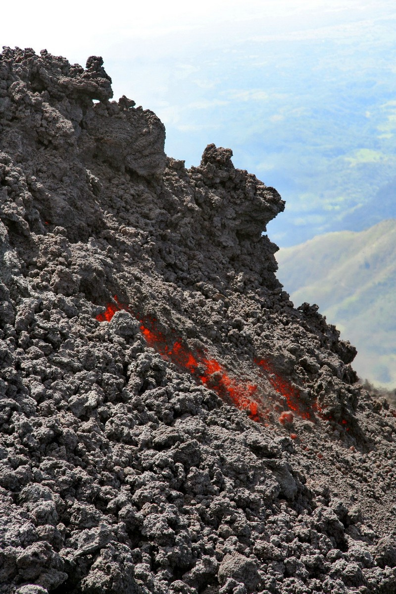 Во время извержения раскаленная магма медленно сползает по склону