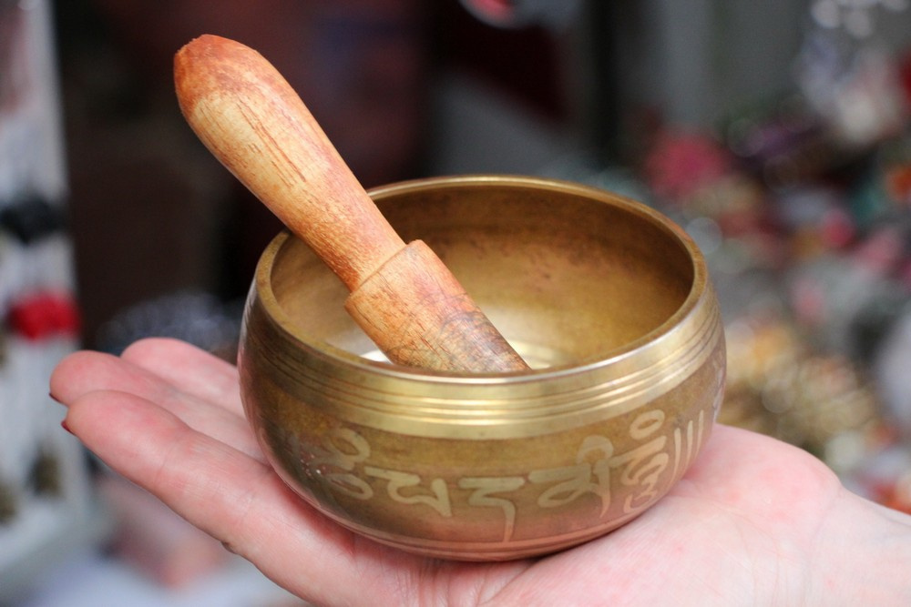 Поющая чаша помогает оракулу входить в состояние транса