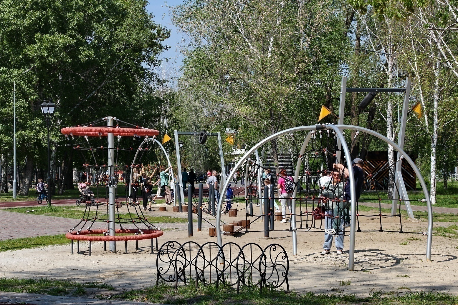 В парке имеется все необходимое для детского активного отдыха