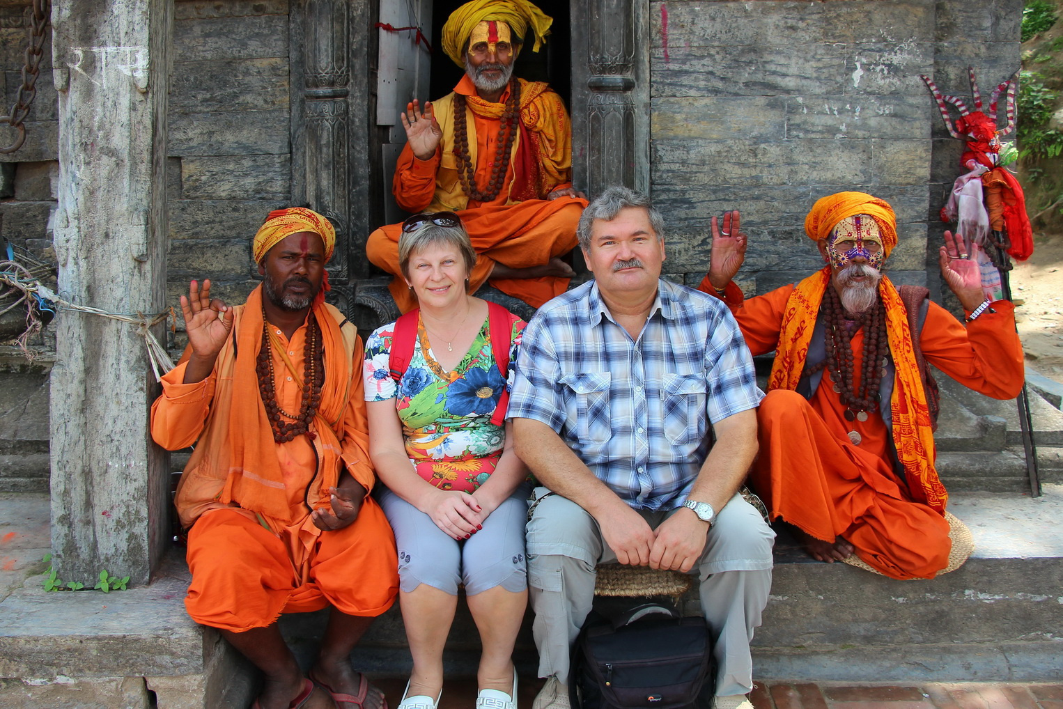 Трекинг к базовому лагерю на Южном маршруте начинается в столице Непала, где можно с головой окунуться в местную экзотику
