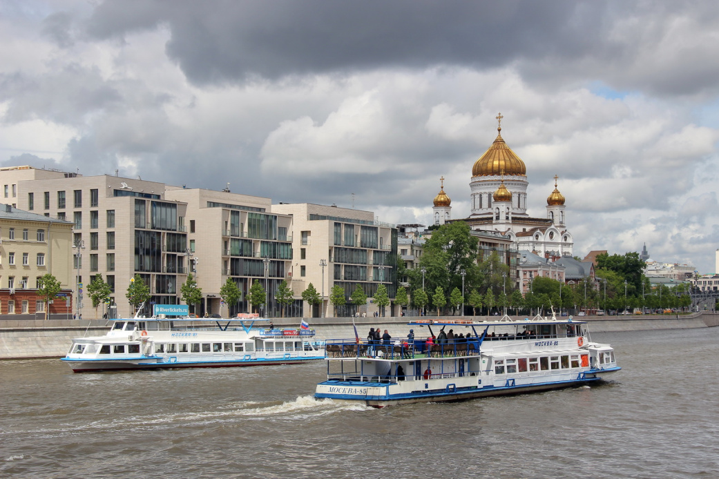 Летом Москва-река
