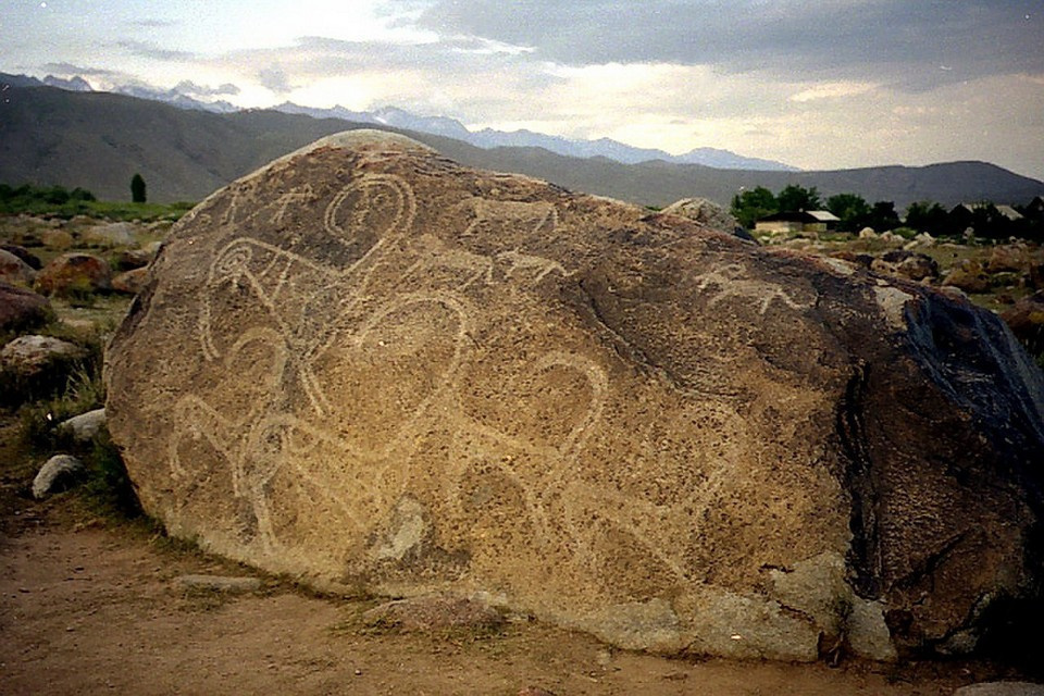 Петроглифы в окрестностях Чолпон-Аты