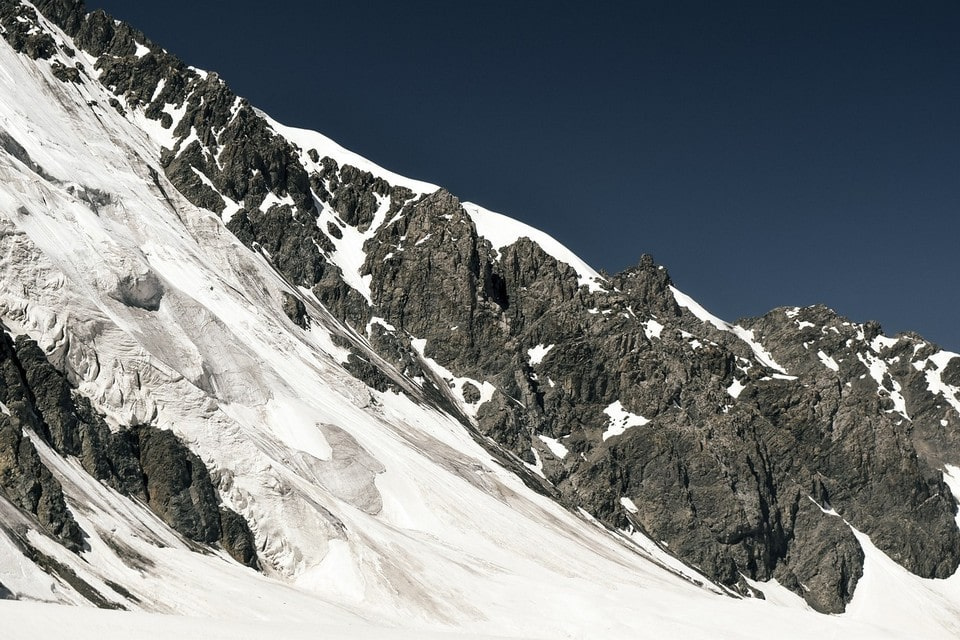 Вершина пика круглый год покрыта льдом и снегом