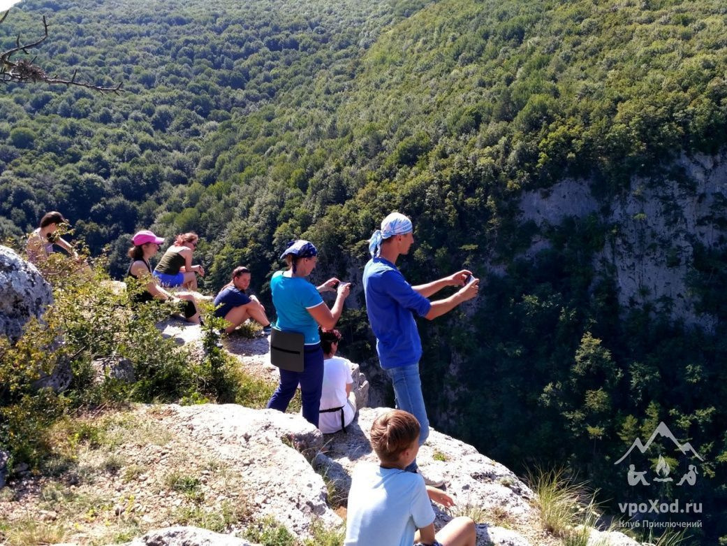 Маршрут к водопаду сам по себе является приключением
