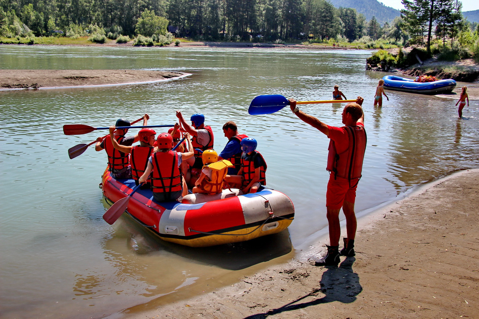 Перед рафтингом обязательно проводится инструктаж