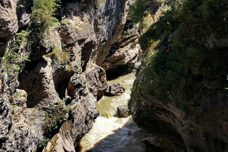 Узкое ущелье пробила в скалах река Курджипс