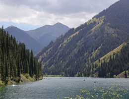 Озеро гармонично вписано в горный пейзаж