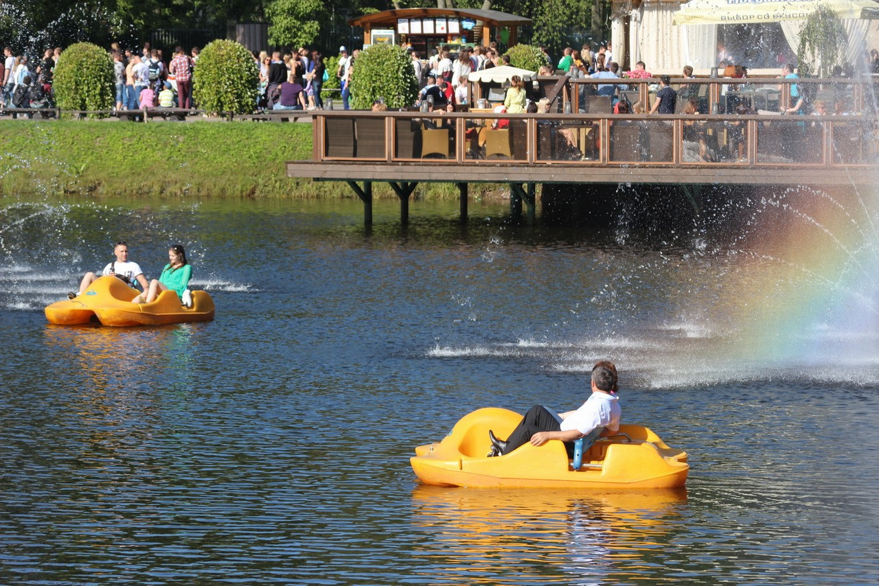 В парке можно покататься на водных велосипедах