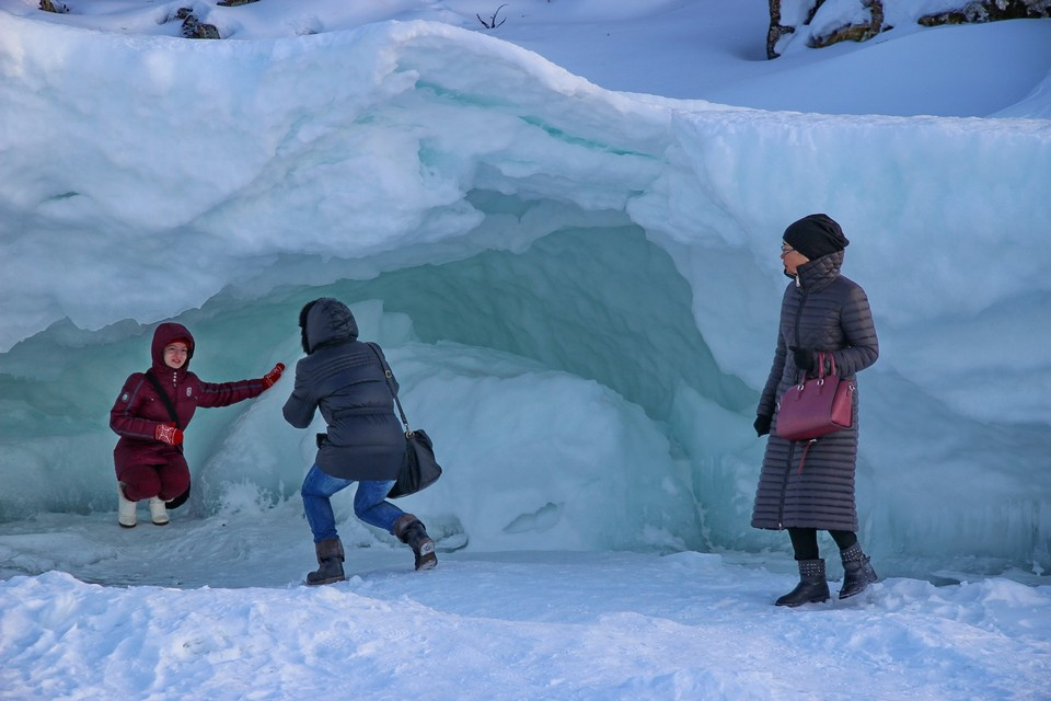 Зимой возле берега образуются ледяные пещеры