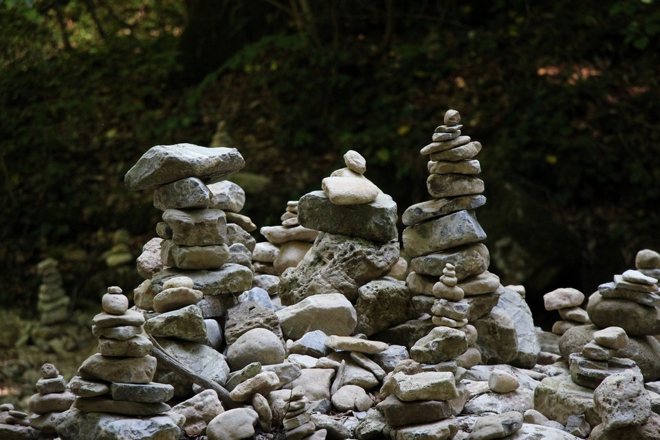 Туристы на удачу выкладывают пирамидки из камешков
