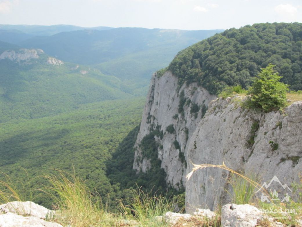 Северные склоны Крымских гор, где расположен водопад Серебряные струи, сложены известняками