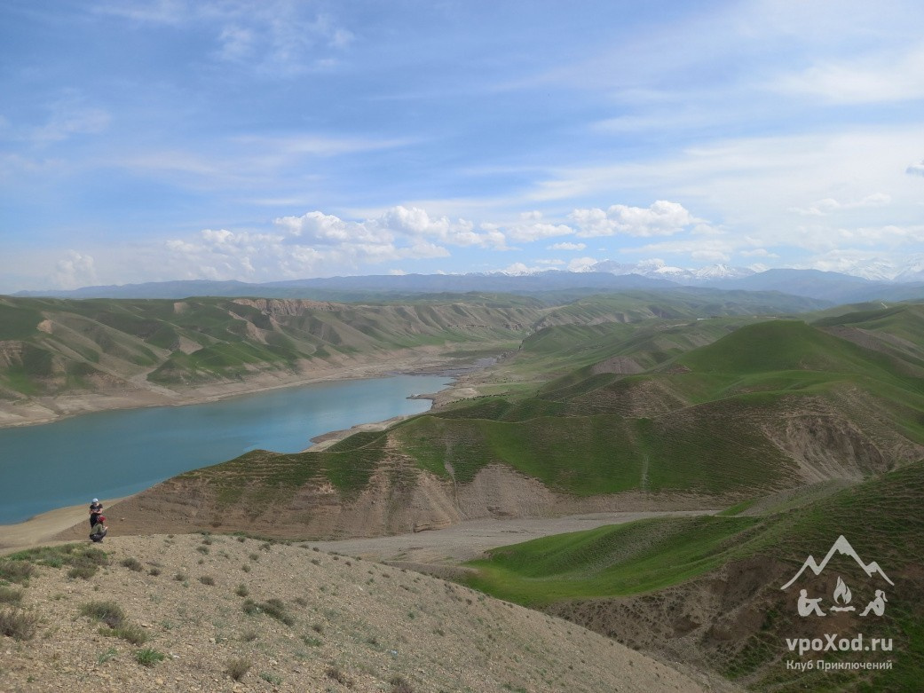 Водохранилище отличается бирюзовым цветом воды