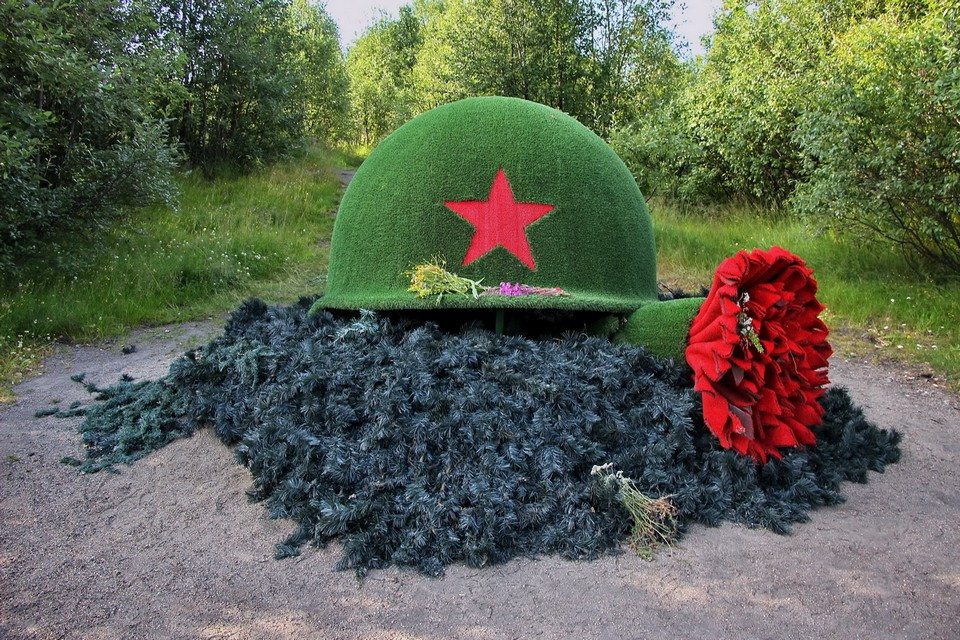 Арт-объект на входе в мемориальный комплекс