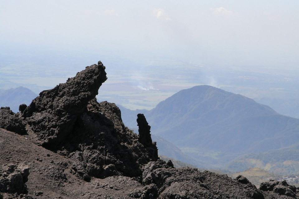 Склоны вулканов покрыты застывшей лавой