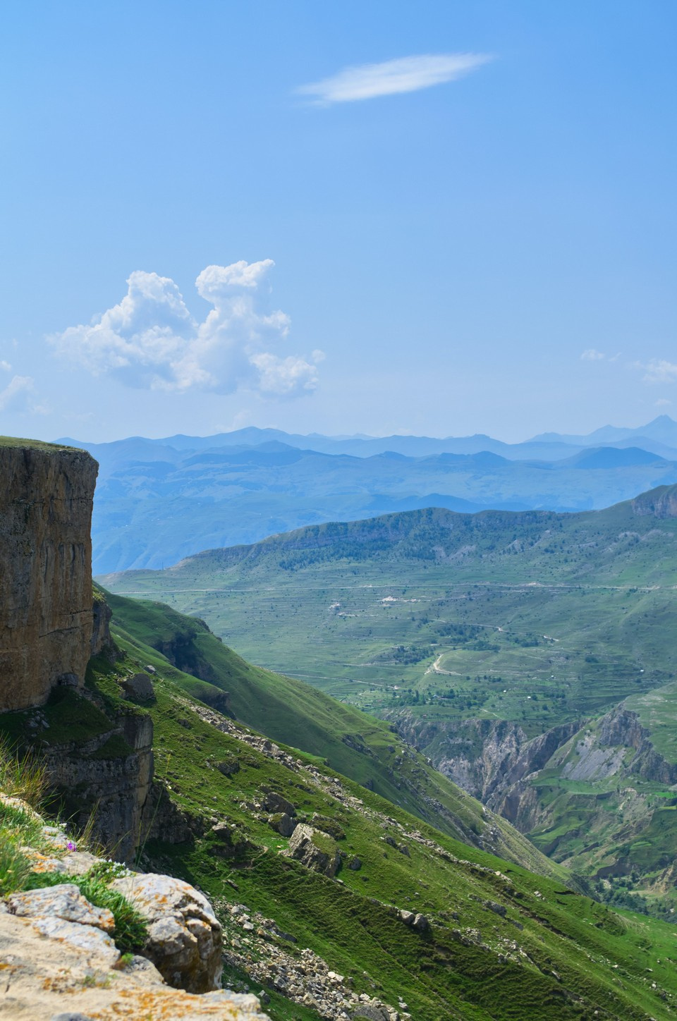 С вершины горы открывается панорама Кавказского хребта