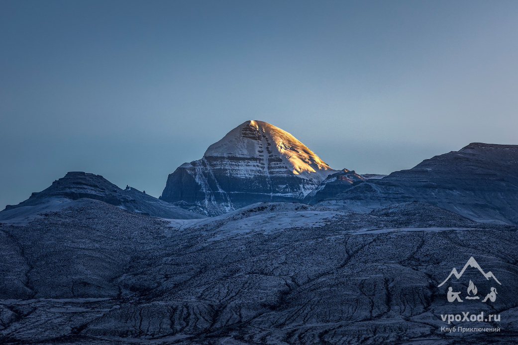 Кайлас похожа на рукотворную пирамиду