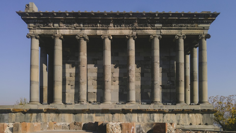 Стены храма богато украшены орнаментом