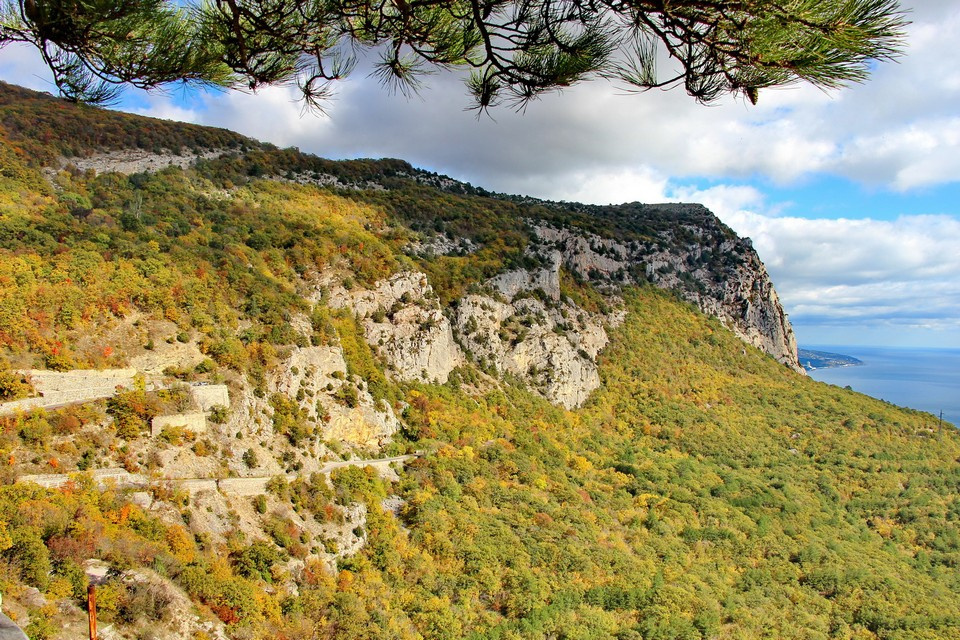 Название мыса переводится как «золототканый»