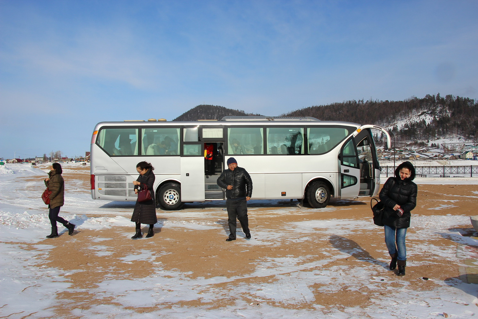 Из Улан-Удэ наиболее популярным и доступным на автобусе является Прибайкальский район
