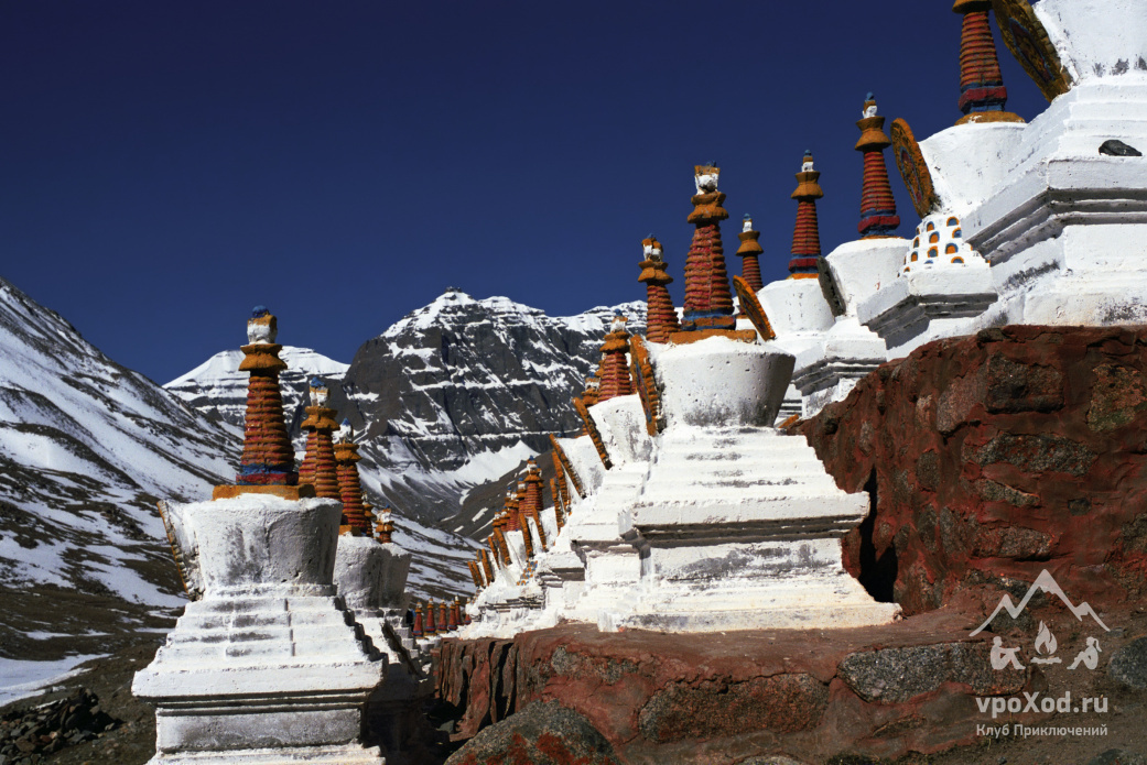 Треккинг к базовому лагерю Эвереста — это не только природные красоты, но и возможность посмотреть достопримечательности