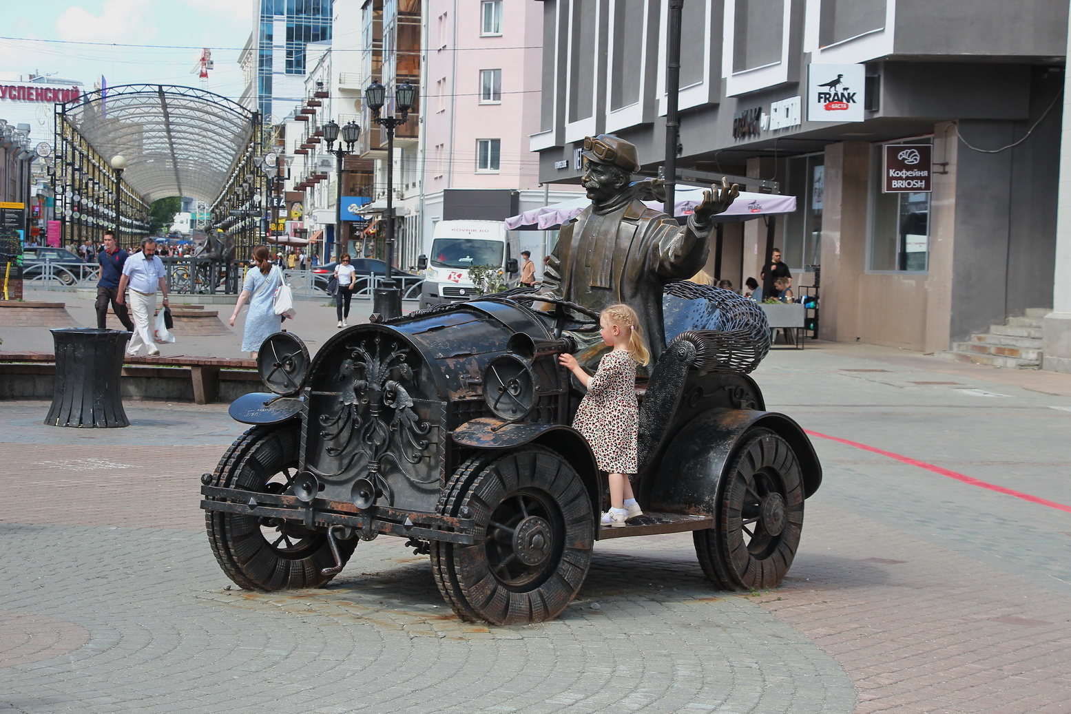 До Екатеринбурга можно добраться на самолете, поезде, автобусе и автомобиле