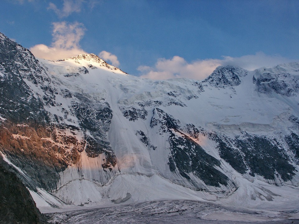 Гора Белуха, вид с ледника на северный склон