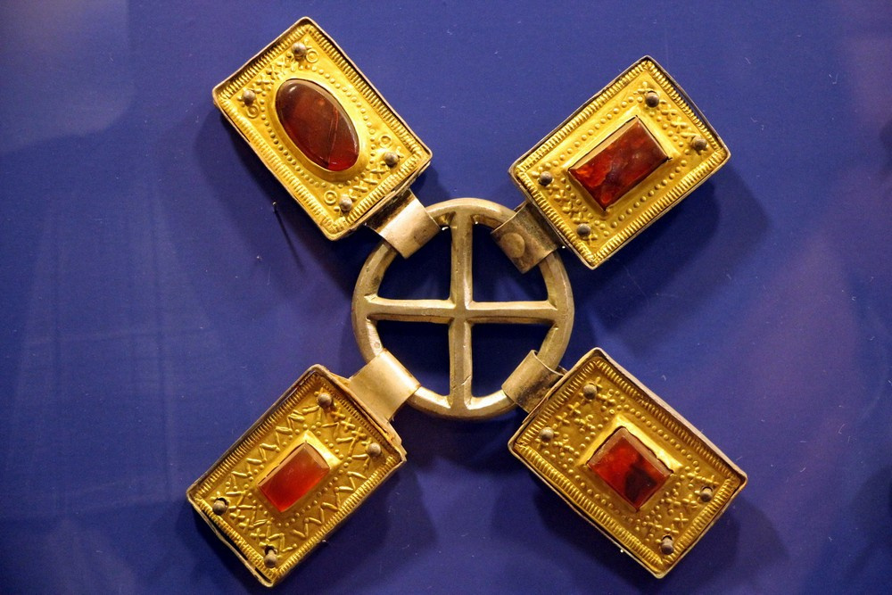 Большой интерес среди туристов вызывает Золотая кладовая