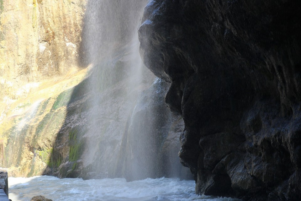 Весной Чегемские водопады наиболее полноводны