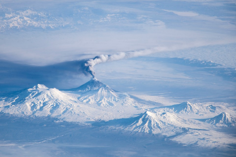На фотографии, сделанной 16 ноября 2013 года с борта МКС, видны вулканы: Ушковский, Ключевской (дымит), Толбачик, Безымянный (второй справа от Ключевского), Зимина и Удина.