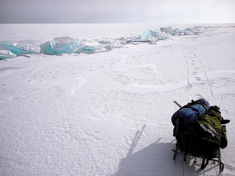 Толщина ледяного покрова достигает трех метров, однако, он опасен, поскольку покрыт трещинами