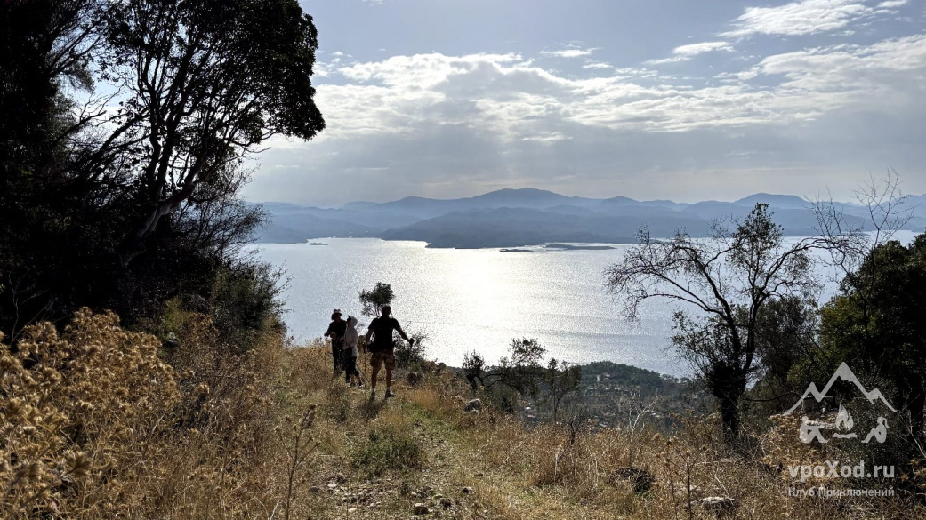 По острову проложены живописные тропы, с которых открываются потрясающие виды на море