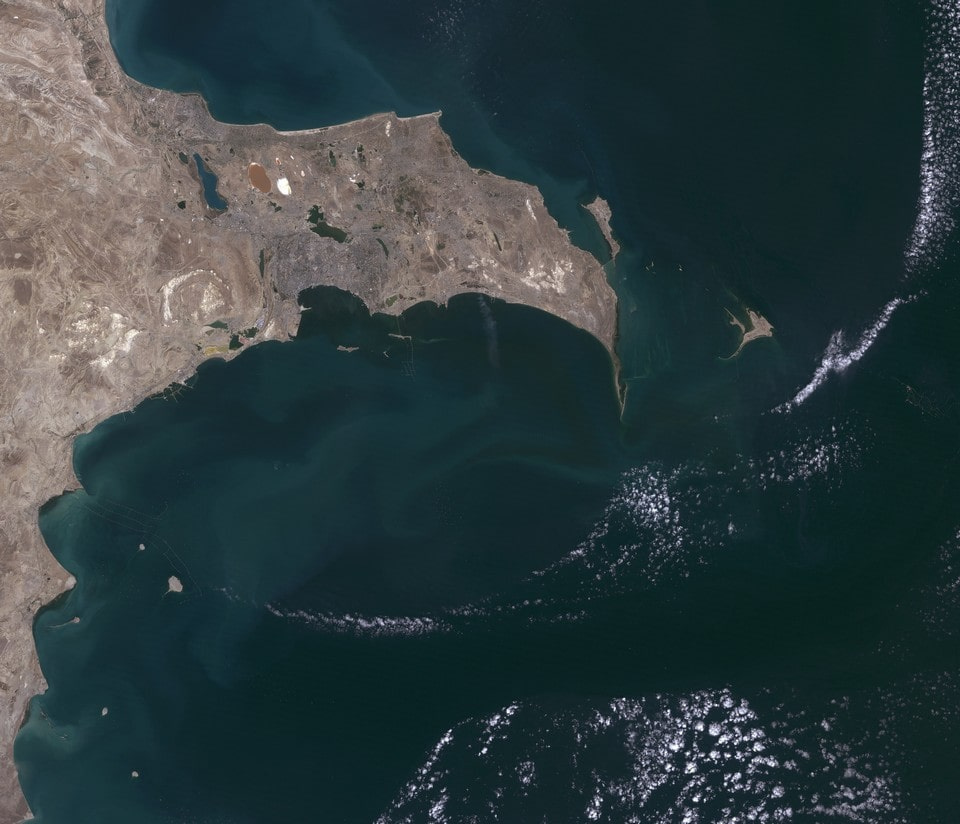 Апшеронский полуостров, где находится Баку, омывается водами Каспийского моря