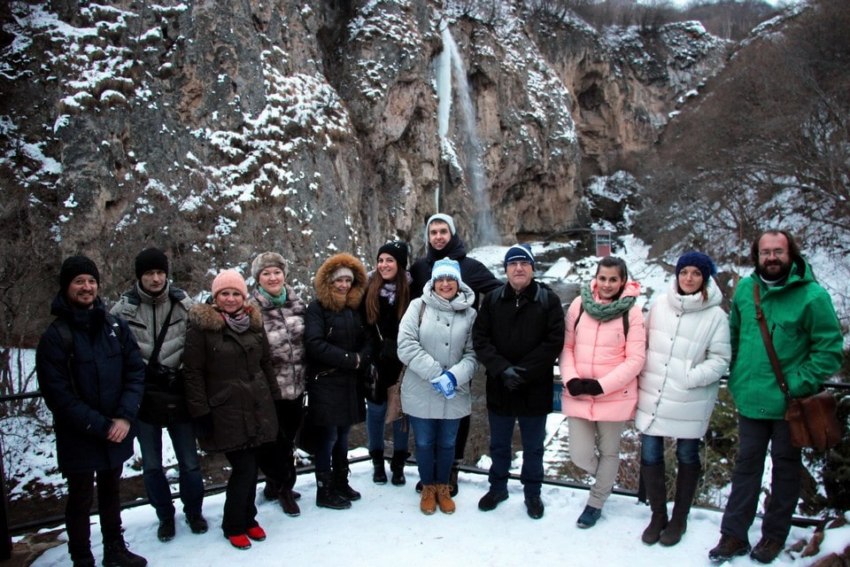 Туристы приезжают на водопады в любое время года