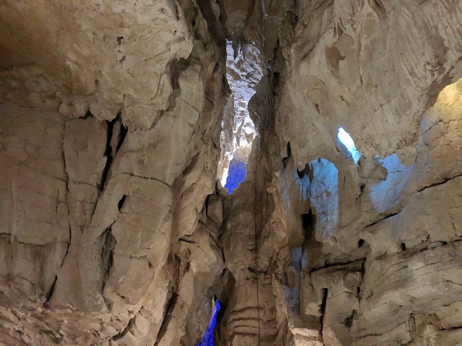 В окрестностях города имеются несколько интересных пещер