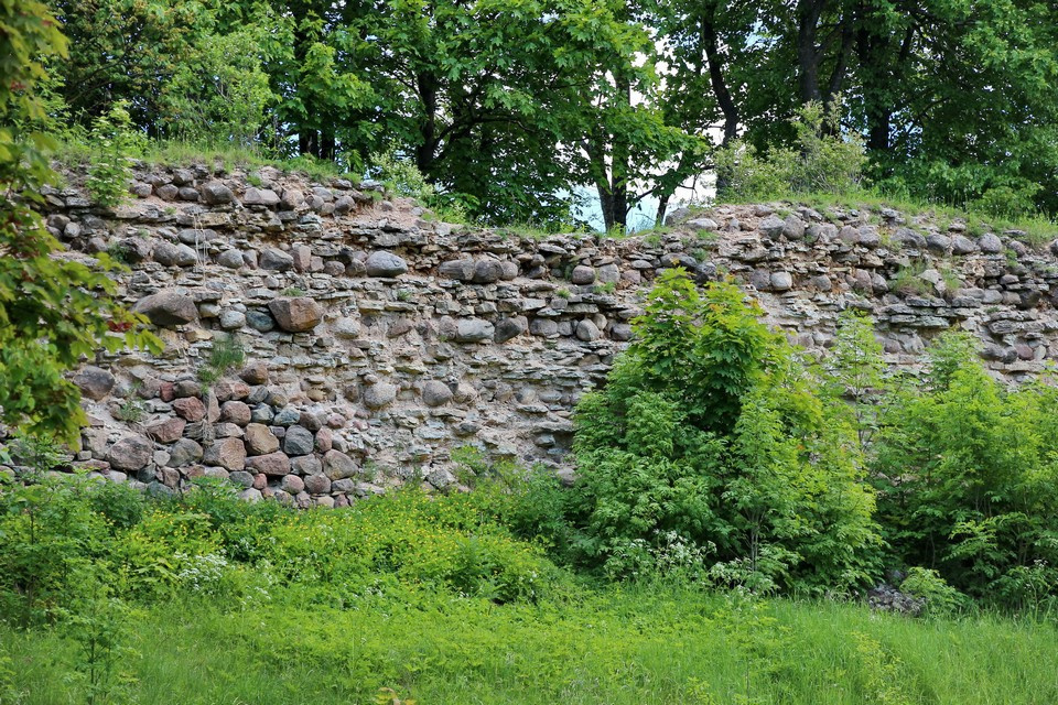 Сохранившийся фрагмент крепостной стены