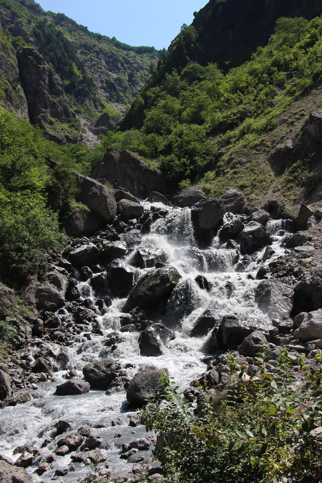 В окрестностях села встречаются красивые водопады