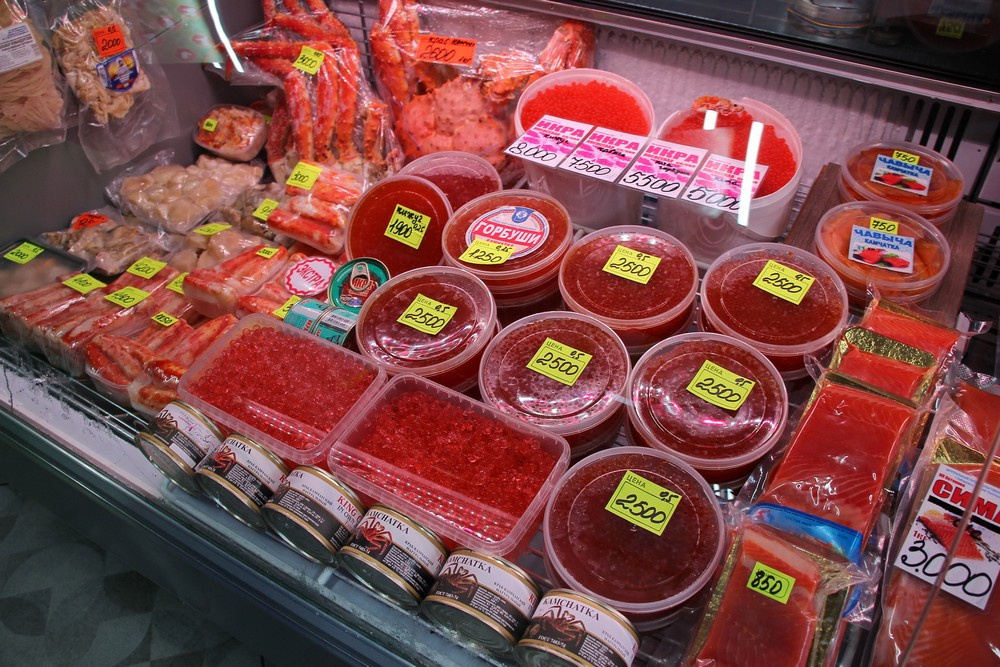 Туристы везут домой красную икру